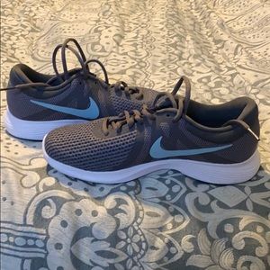 Nike Women’s Revolution 4 Sneakers Size 8